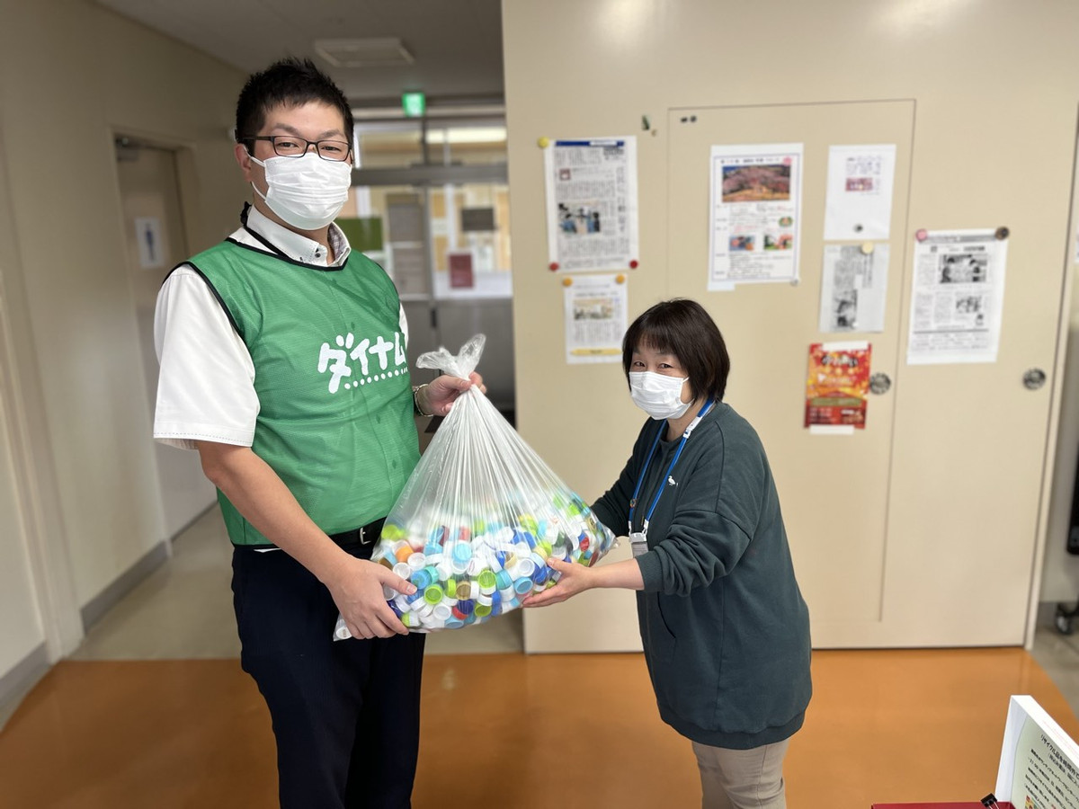 ダイナムグループの社会貢献活動ブログ ダイナム群馬藤岡店がエコキャップの寄贈を行いました